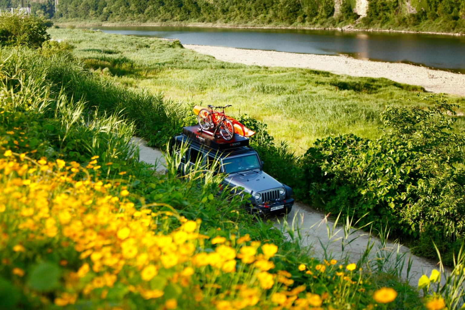 On peut transporter pas mal de choses sur le X-Cover de iKamper. La tente de toit est équipée de barres transversales. Photo&nbsp;: CAMPWERK