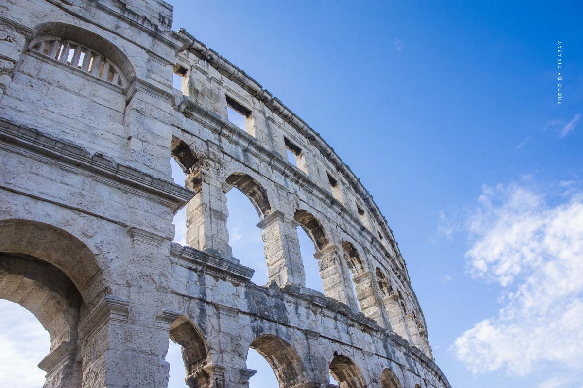 Une vue sur le Colisée de Rome avec le ciel bleu en arrière-plan
