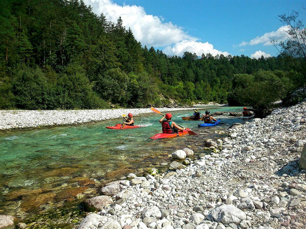 Un groupe de personnes descend une rivière
