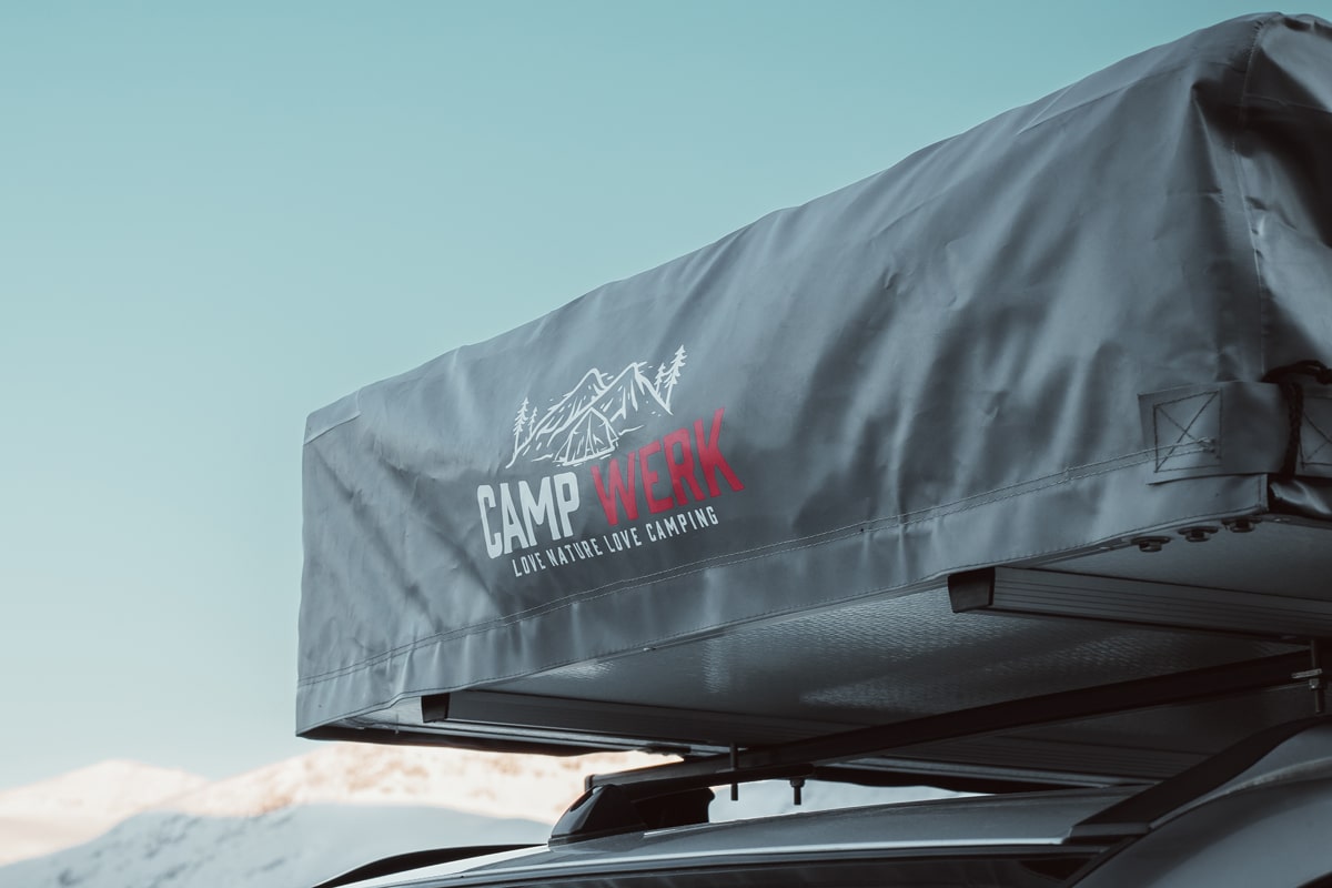 Un rêve : une tente de toit devant des montagnes enneigées en hiver. Mais si vous ne faites pas de camping, vous devez la stocker correctement