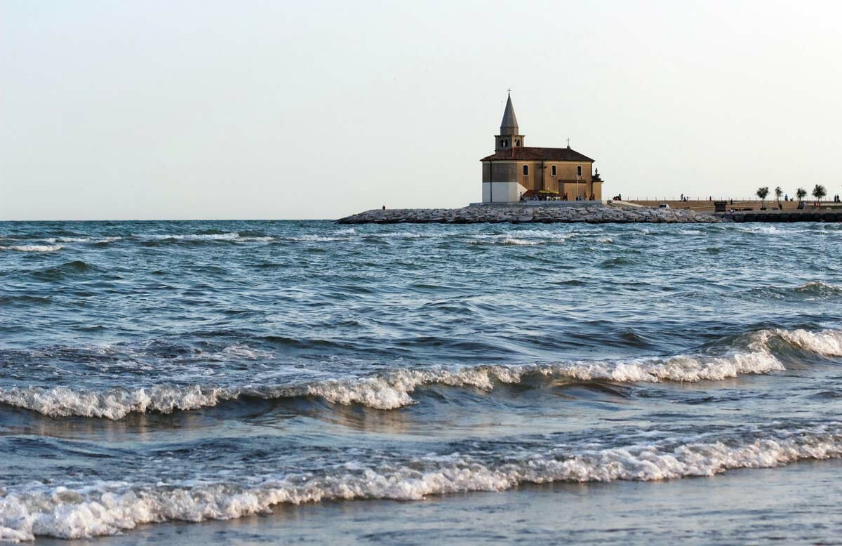 Une église sur un quai dans la mer bleue