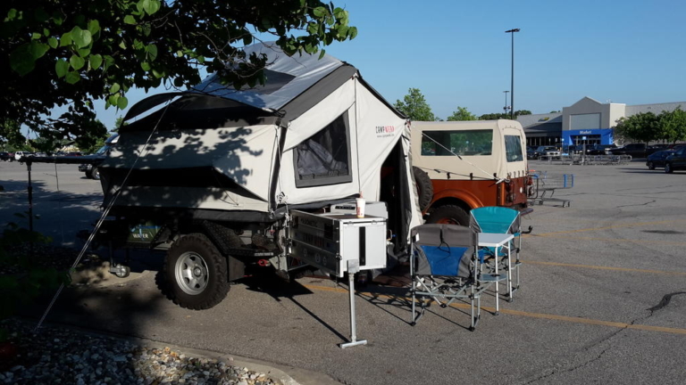 Demander ne coûte rien : Avec la permission, on peut souvent simplement se garer sur les immenses parkings des grandes chaînes de supermarchés...