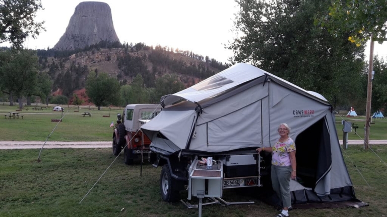 De nombreux emplacements offrent une vue grandiose sur des paysages naturels imposants – ici, la Devil’s Tower dans le Wyoming.