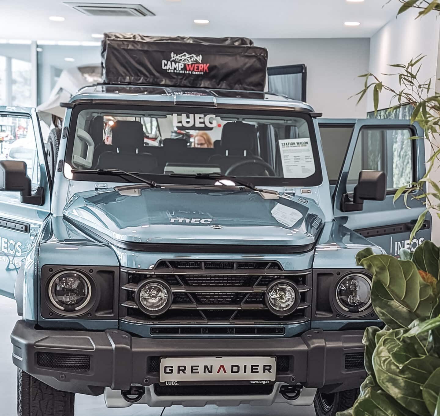 CAMPWERK et LUEG présentent l'INEOAS Grenadier avec tente de toit comme camping-car tout-terrain