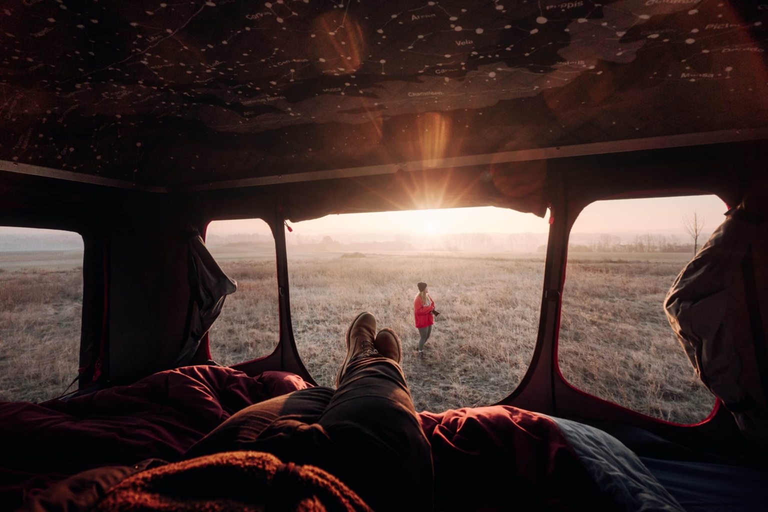 La vue de l'intérieur de la tente de toit révèle : avec les grandes fenêtres, rien ne s'oppose à une bonne vue. CAMPWERK_Good-Vibes-Hartschalen-Dachzelt