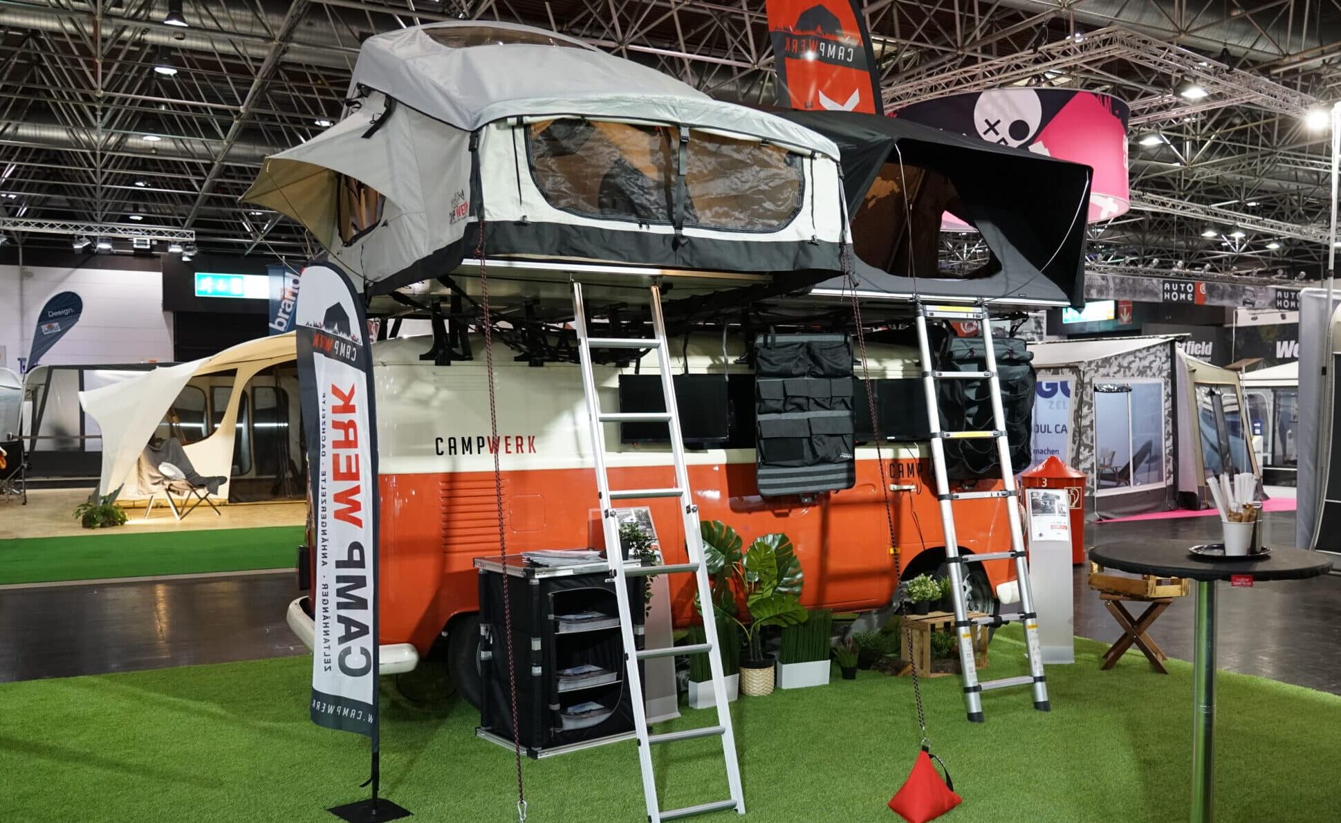 Bulli rouge avec deux tentes de toit sur le toit&nbsp;: il y a beaucoup à découvrir sur le stand de CAMPWERK.