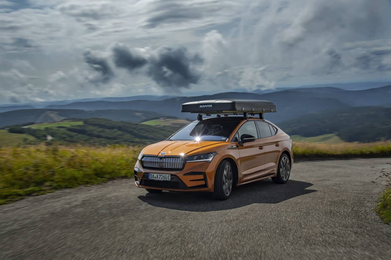 Škoda sur le Tour de France : avec une tente de toit iKamper Skycamp sur le toit à travers les Vosges.
