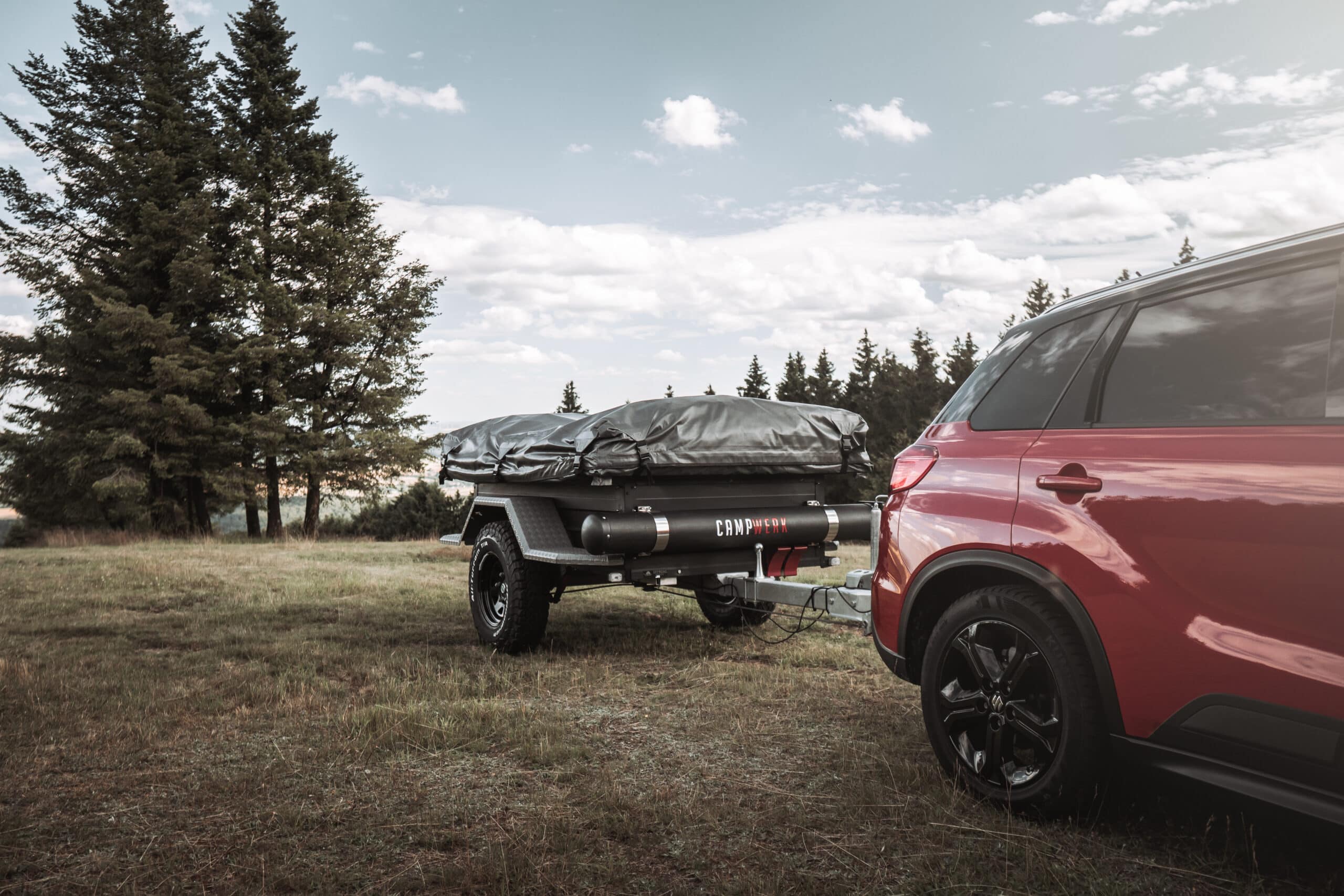 Une voiture tire une remorque. Les tentes de toit peuvent presque toujours être tractées avec un permis de conduire de classe B.