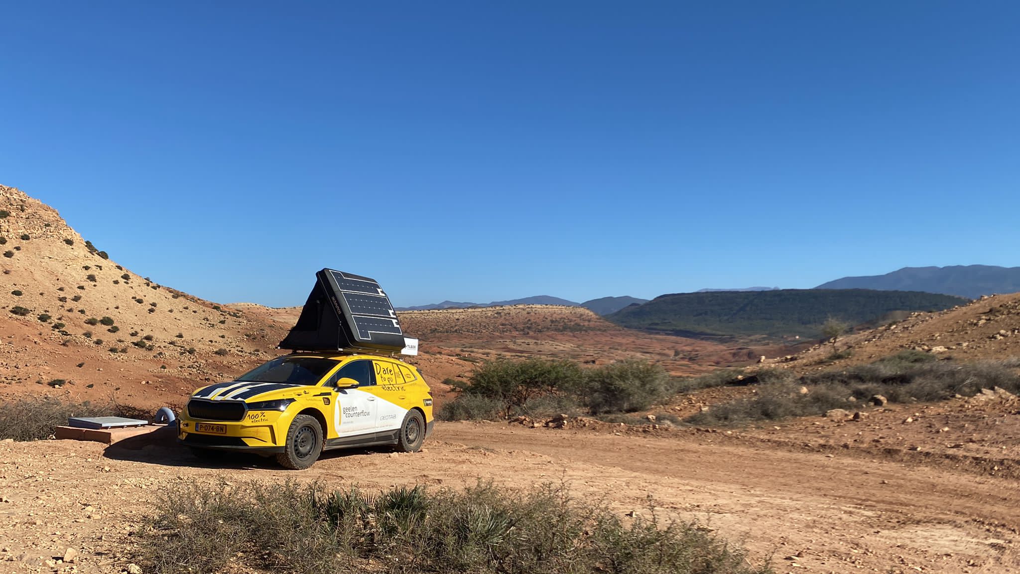 Faire le plein de soleil au Maroc&nbsp;: les deux nomades de la tente de toit de 4x4 electric ont traversé l’Afrique avec leur voiture électrique. Photo&nbsp;: 4x4 electric