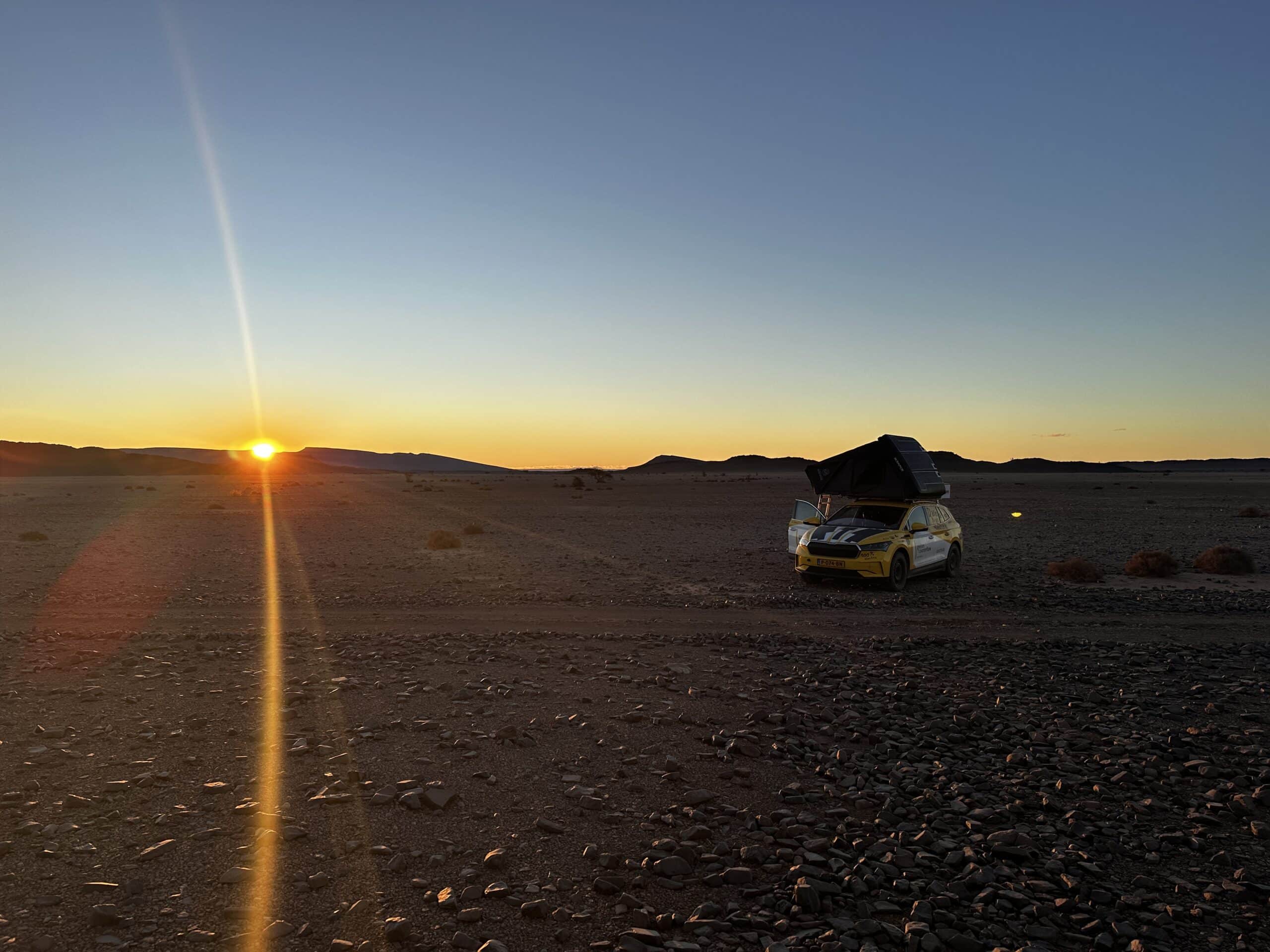 En voiture électrique et en tente de toit à travers l’Afrique. Photo&nbsp;: 4x4 electric