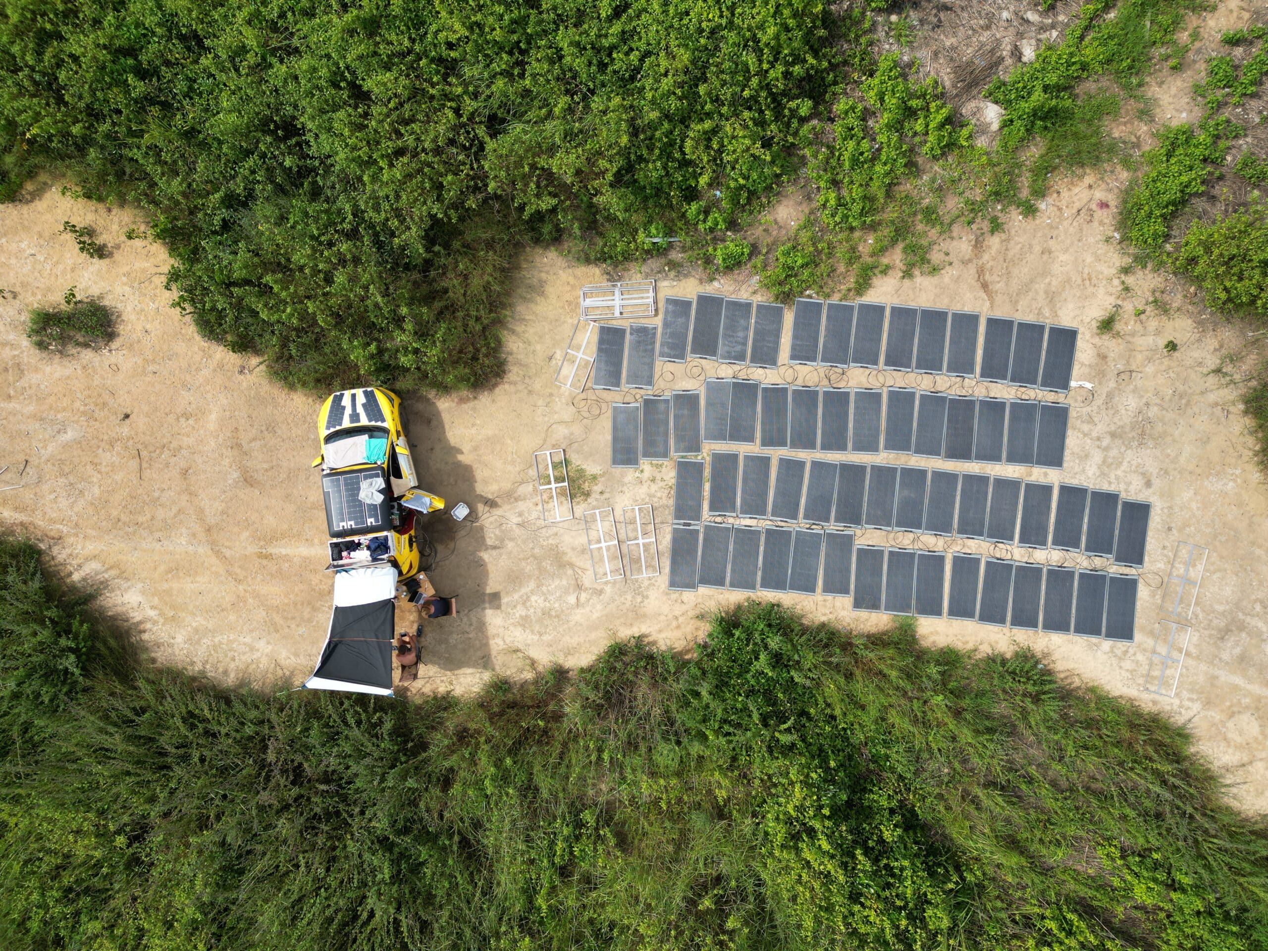 Voiture électrique à énergie solaire&nbsp;: jour de charge dans la forêt tropicale d’Angola. Photo&nbsp;: 4x4 electric