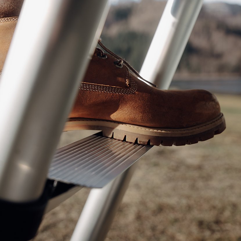 Marches confortables. Les marches profondes de l'échelle Good Vibes offrent un grand confort. Elle est peu encombrante, facilement réglable et se range dans la voiture ou la tente de toit.