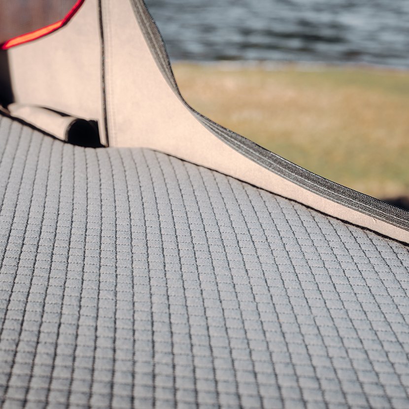 Chaleur et protection. La coque rigide au-dessus de votre couchage assure une isolation optimale. Le toit intérieur matelassé retient la chaleur dans la tente et bloque le froid extérieur.