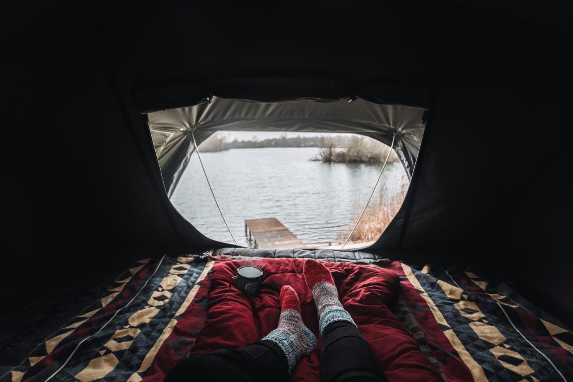 Vue d’une tente de toit sur un lac