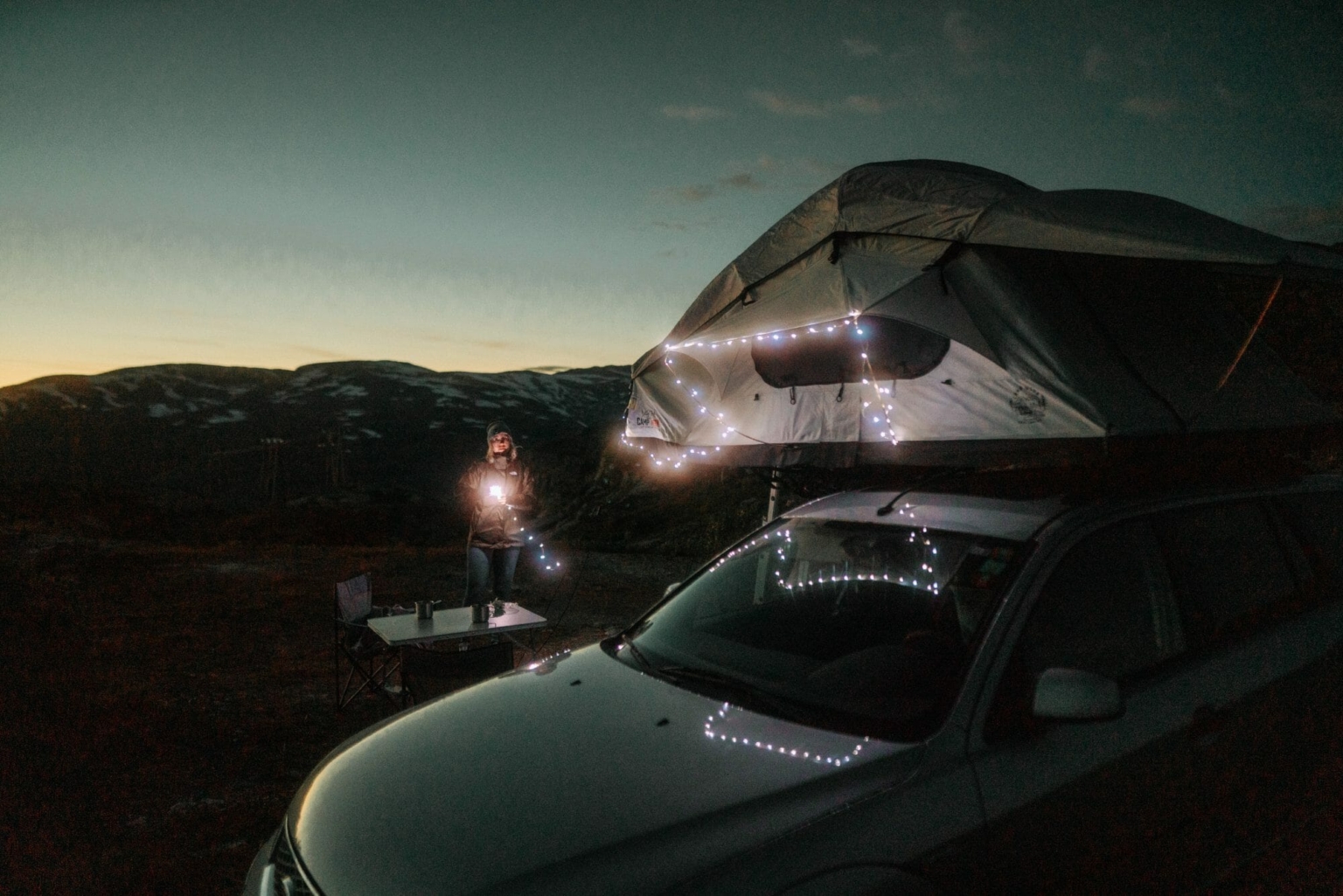 Éclairage de tente de toit avec guirlande lumineuse