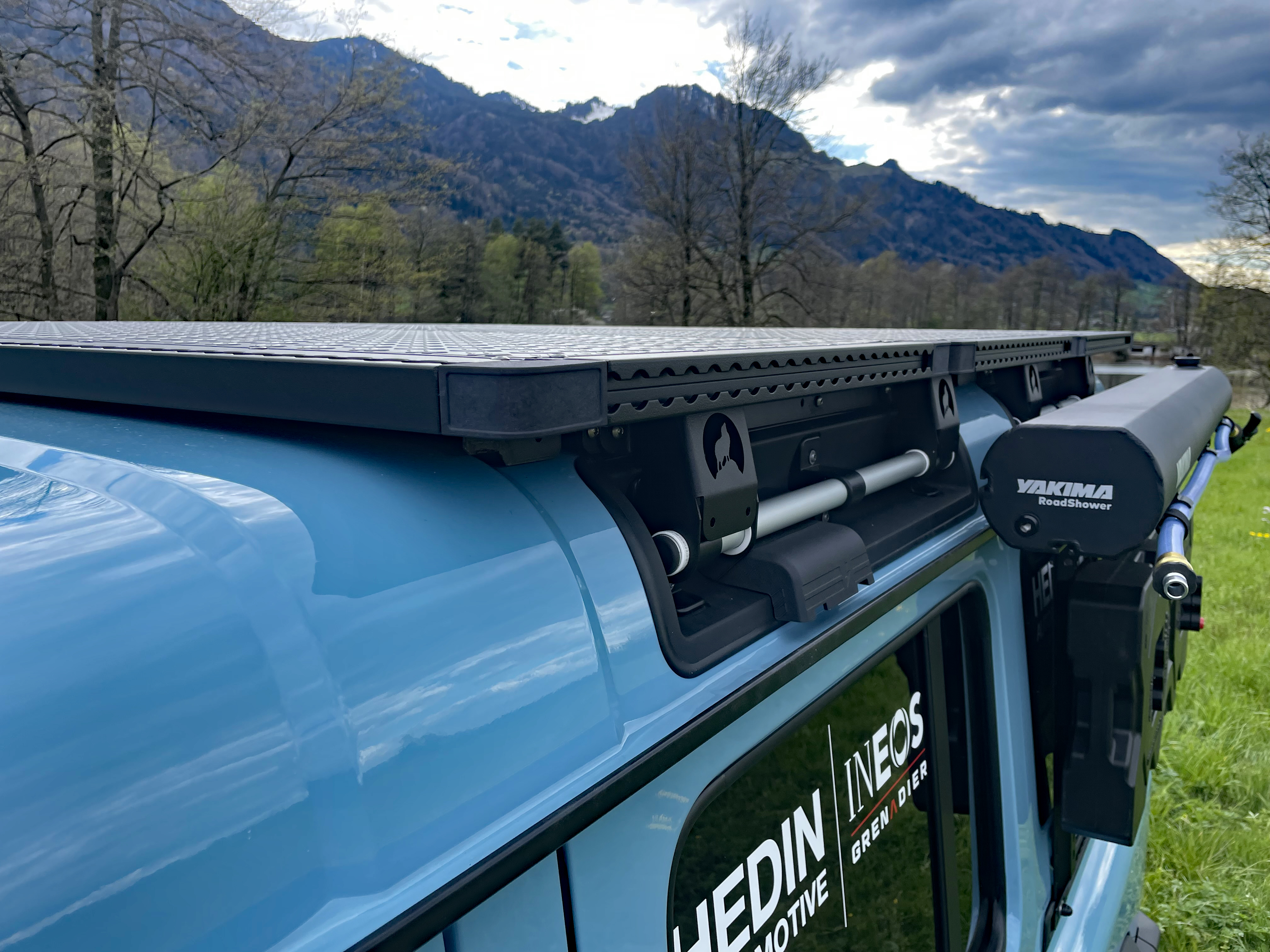 Gros plan de barres de toit pour tentes de toit sur un 4x4