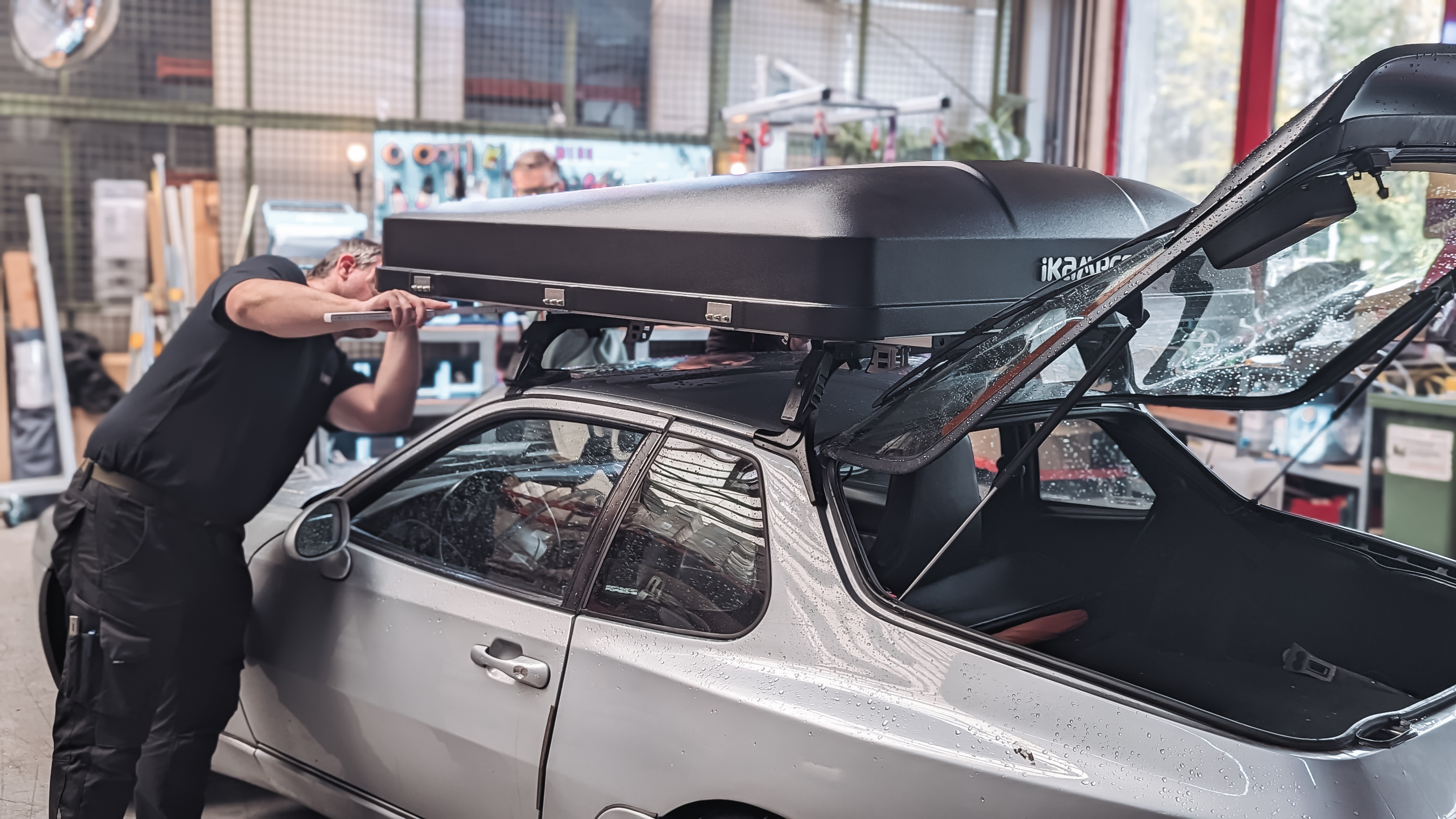 Un homme mesure une tente de toit montée