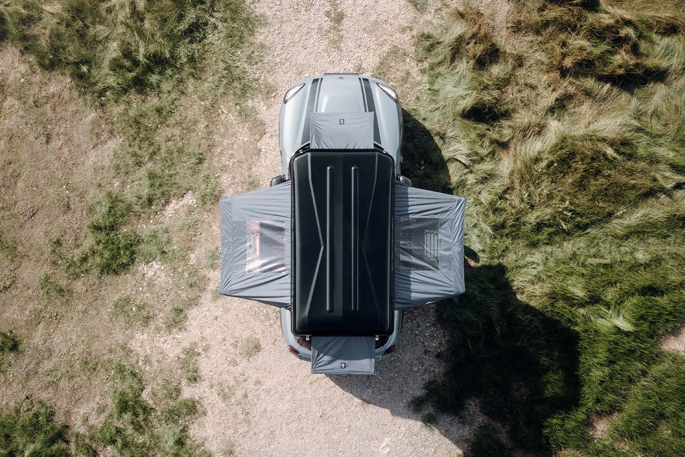 Auto mit Dachzelt von oben. Vergleich von Klappzelt, Hartschalen-Dachzelt und Hybrid-Dachzelt für Camping und Overlanding