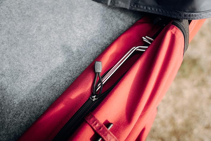 Pochette pour les barres. Une pochette intégrée dans la zone d'entrée assure que les barres de fenêtre sont toujours à portée de main et restent rangées en toute sécurité pendant le voyage.