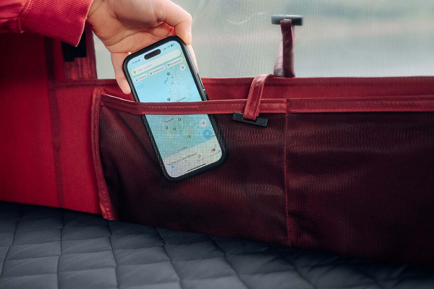 Poches pratiques. Les poches intérieures intelligemment intégrées offrent de la place pour tout ce dont vous avez besoin à portée de main dans la tente - du smartphone à la lampe de poche.