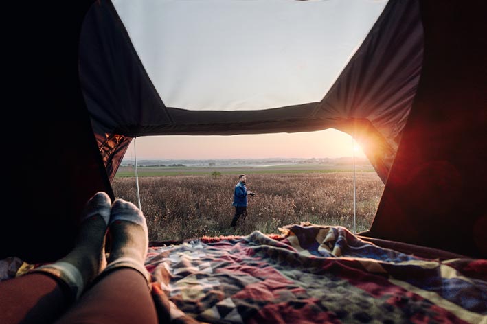 Espace de rangement. En position fermée, le TedPop offre suffisamment d'espace de rangement pour stocker en toute sécurité les oreillers et les couettes pendant le voyage.