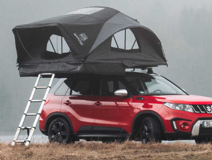 Tente de toit X-Cover avec escalier sur une Suzuki rouge