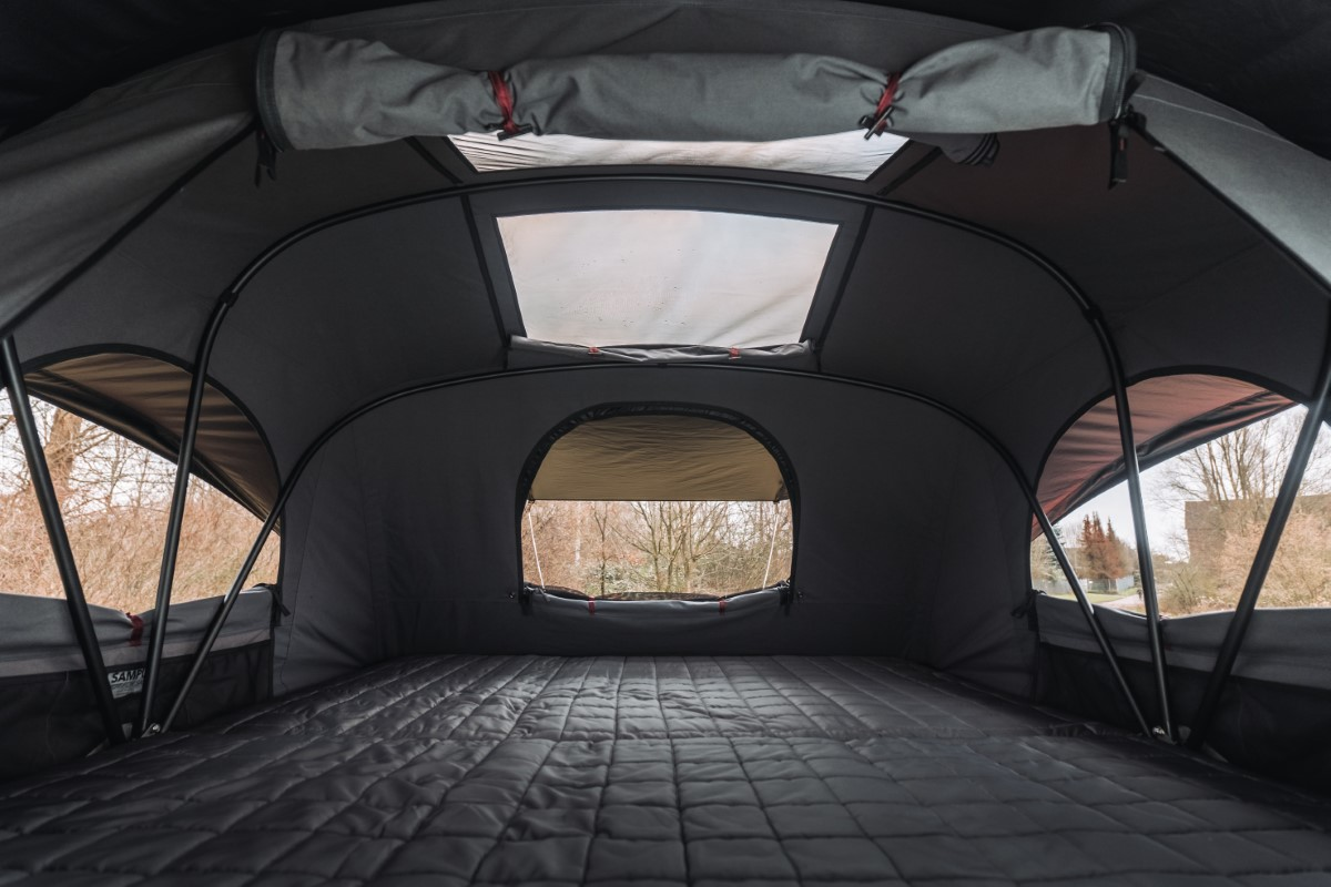 Intérieur de la tente de toit X-Cover sur un Mercedes Vito avec vue sur la nature