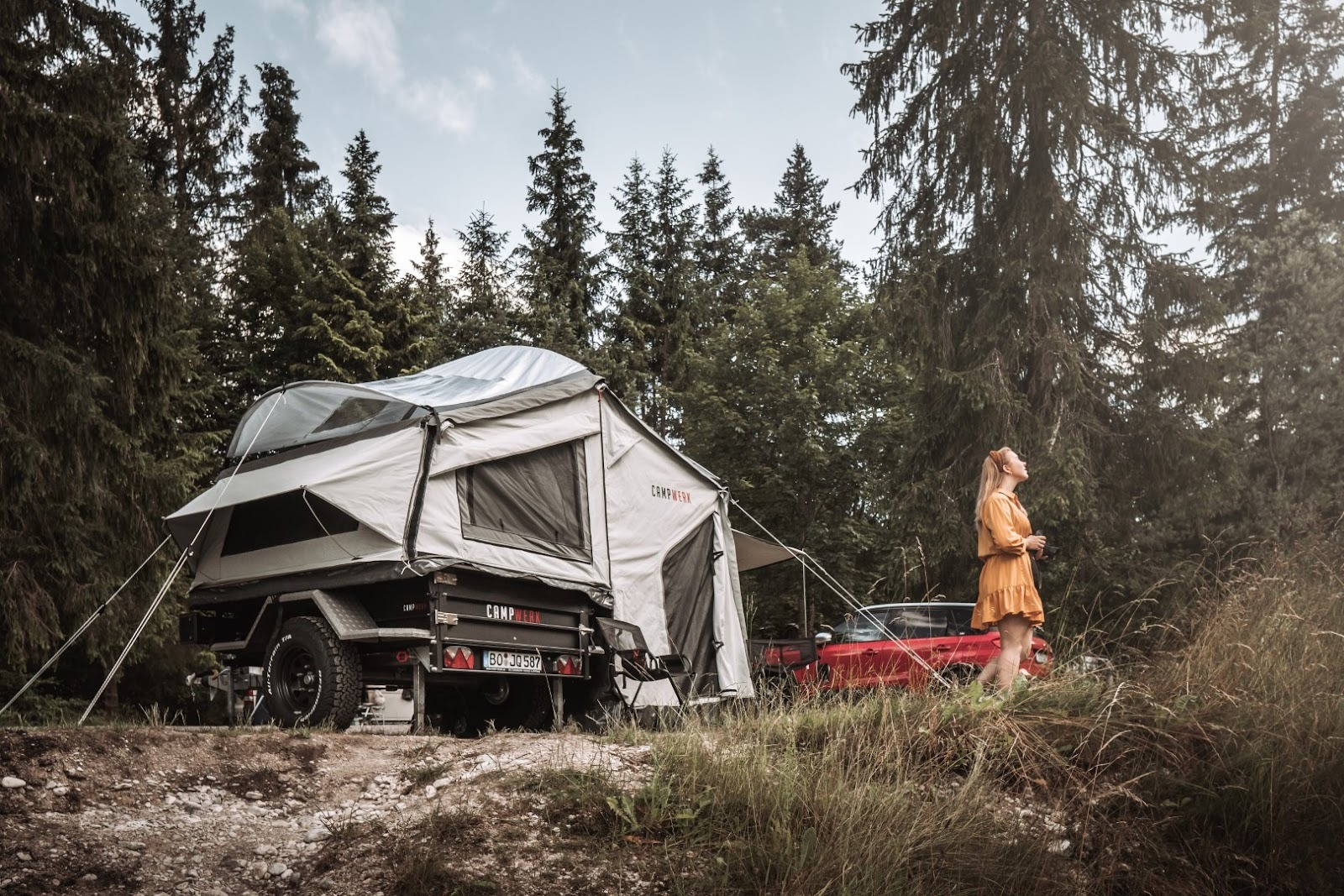Remorque de tente avec tente de toit montée
