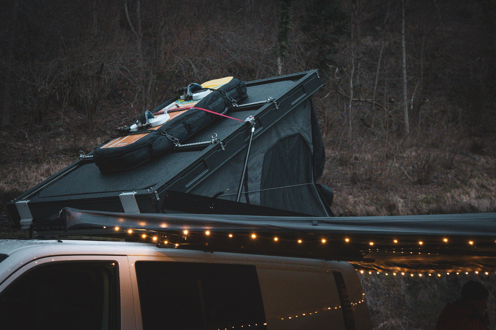 Mercedes Vito avec tente de toit montée et équipement de plein air
