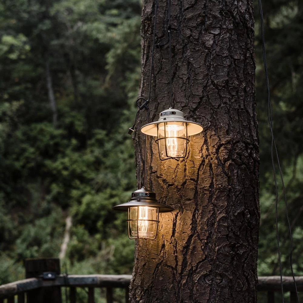 Lampe suspendue Campwerk sur un tronc d’arbre