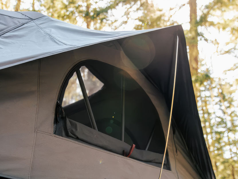 Fenêtres avec auvent. Le nouveau design incurvé permet de tendre et de déployer confortablement la protection contre la pluie depuis l'intérieur.
