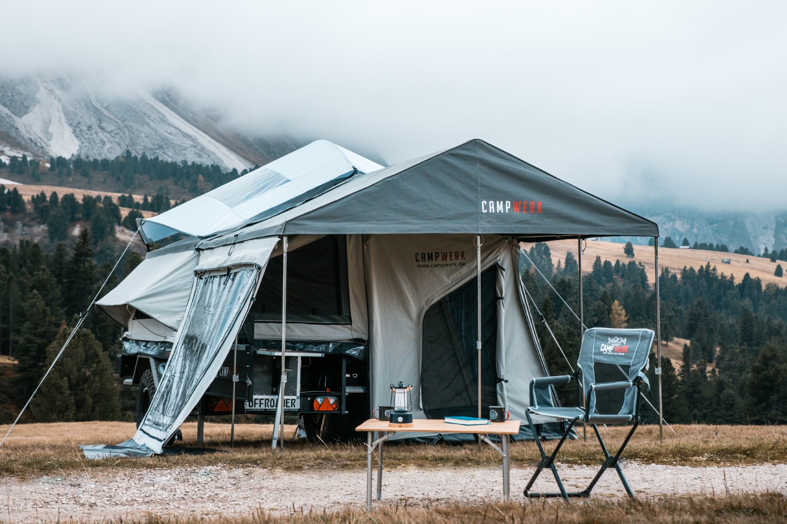 Remorque-tente lors d’un camping en pleine nature