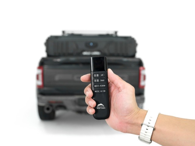 Commande par radio. La montée et la descente sont entièrement automatiques via la télécommande.