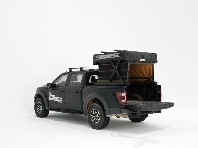 Ford F-150 avec hardtop WinTopper pour pick-up relevé et hayon ouvert