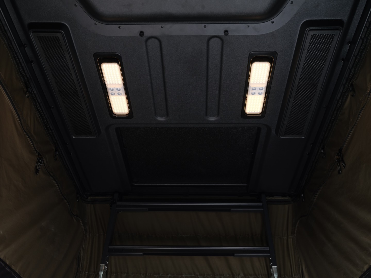 Système d'éclairage magnétique. Les lumières adhèrent là où tu en as besoin.