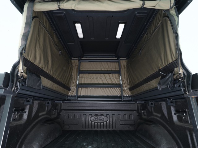 Vue sous le hardtop WinTopper pour pick-up relevé sur la surface de chargement libre