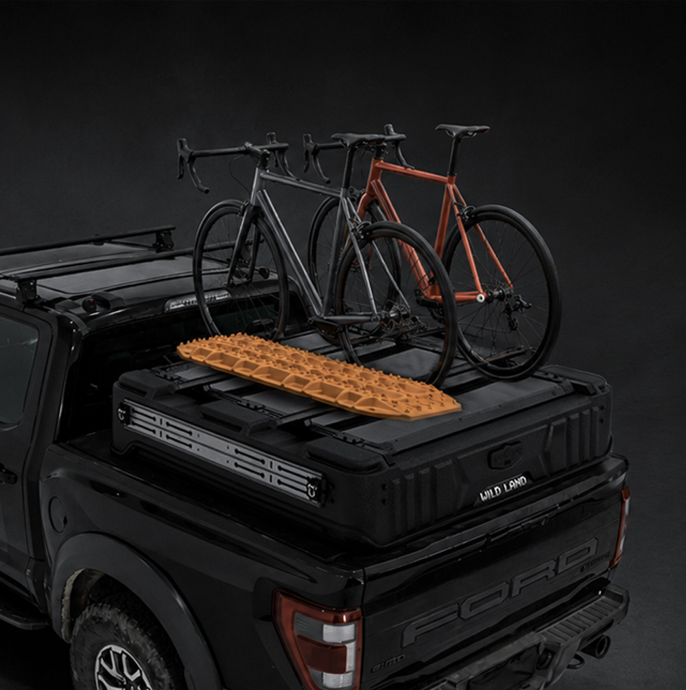 Hardtop WinTopper pour pick-up avec vélos sur la galerie de toit et plaques de désensablage