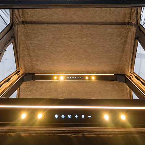 Éclairage intégré. Bandes et spots LED pour une ambiance lumineuse agréable.